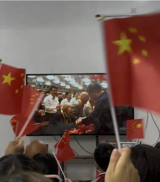 弘盛配资 聚焦九三阅兵丨“我向总书记回敬了一个军礼！”   湖北这位百岁抗战老兵应邀走进人